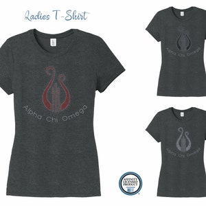 AXO Alpha Chi Omega Lyre con texto Camiseta de las Damas