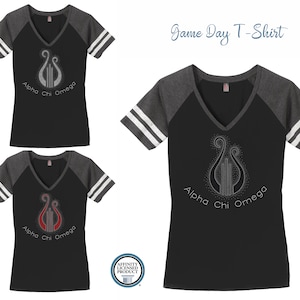 AXO Alpha Chi Omega Lyre con texto Game Day Camiseta