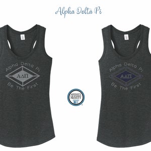 ADP Alpha Delta Pi Diamante con texto Racer-back Tank