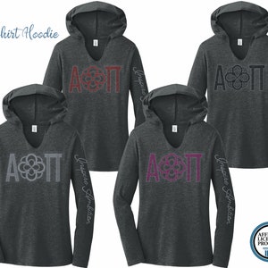 Camiseta com capuz com letras Alpha Omicron Pi