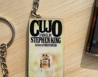 CUJO - Stephen King - mini 1st Edition 1981 Buch Schlüsselanhänger / Ohrring