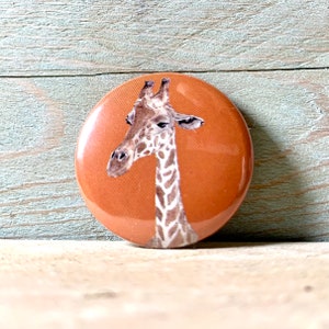Giraffe Pin Badge | giraffe lovers, giraffe birthday, giraffe gifts, gift for giraffe lovers, cute pins, cute brooches, fun pins, pin