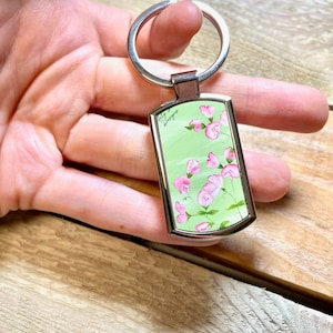 Sweetpea Schlüsselanhänger | April Geburtstag, botanisches Geschenk, Blumengeschenke, Muttertag, Geschenk für sie, süße Erbsenblumengeschenk, kleine Blumengeschenkideen