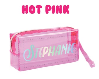 Op de afbeelding: Een transparante roze potlood etui met een rits en de regenboogkleurige, iriserende naam "STEPHANIE" op de voorkant.