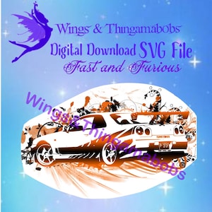 Op de afbeelding: Digitale SVG-bestand met een witte en oranje sportwagen met de tekst "Fast and Furious". De afbeelding bevat de tekst "Wings & Thingamabobs" en een paarse feeëngrafiek op een blauwe achtergrond.