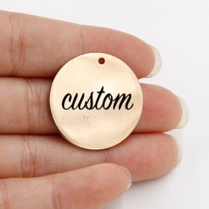 Custom logo coin Charm Personalized Charm Stainless Steel Laser Engraved logo Charm beads for jewelry making kw1880