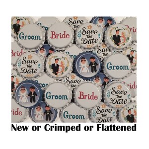 Peut inclure: Assortiment de capsules de bouteilles blanches avec différents motifs sur le thème du mariage. Certaines capsules présentent les mots "Groom", "Bride" et "Save the Date". D'autres capsules présentent des illustrations d'une mariée et d'un marié.