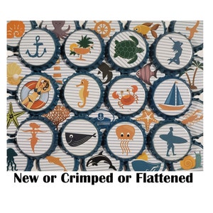 Puede incluir: Una colección de tapones de botella con diseños náuticos y de playa. Cada tapón presenta una ilustración diferente, como un ancla, una tortuga, un velero y un surfista. El texto "New or Crimped or Flattened" está en la parte inferior.