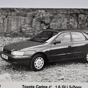 Foto Toyota Carina E (autopers foto foto autobedrijf luxe dealerbrochure verkoop print japans 1.6 GLi 5-Deurs)