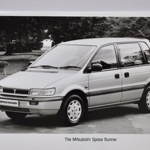 Large Photo Mitsubishi Space Runner car press photograph picture photo motor company engine motor luxury brochure dealer old japanese auto image 1