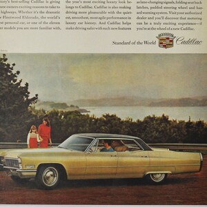 Annuncio di auto Cadillac Sedan DeVille (vecchia foto classica dell'azienda di motori, brochure pubblicitaria, poster del concessionario, foto dei ricambi originale GM US)