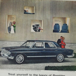 Grote autoadvertentie 1963 AMC Rambler Ambassador V-8 990 Sedan (American Motors Company klassieke oude fotoadvertentie onderdelen gedrukte brochure dealer)