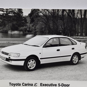 Foto Toyota Carina E (autopers foto foto autobedrijf luxe dealer dealer brochure verkoop print Japanse Executive 5-Deurs)