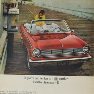 Pubblicità di un'auto di grandi dimensioni AMC Rambler American 440 (American Motors Company, vecchia pubblicità fotografica classica, concessionaria, decappottabile USA, motore 232)