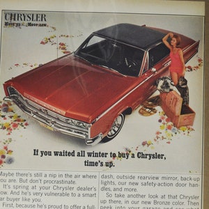 Grote autoadvertentie Chrysler Newport Custom 2-deurs hardtop (autobedrijf klassieke oude fotoadvertentie onderdelen gedrukte brochure dealer VS VS)