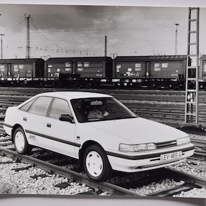 Grote Foto Mazda 626 (autopers foto foto motorbedrijf luxe dealer dealer print poster auto Japanse motor sedan capella)