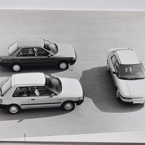 Grote Foto Mazda 323 (autopers foto foto motorbedrijf luxe dealer dealer print poster auto Japanse motor sedan capella)