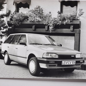 Grote Foto Mazda 323 (autopers foto foto motorbedrijf luxe dealer dealer print poster auto Japanse motor sedan capella)