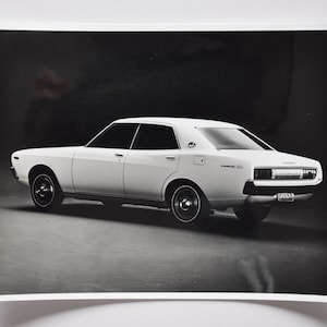 写真 ダットサン 200L (自動車 プレス写真 画像 自動車会社 ポスター 高級ディーラー 販売店 クラシック セダン 自動車 古い 日産 日本製 200 L)