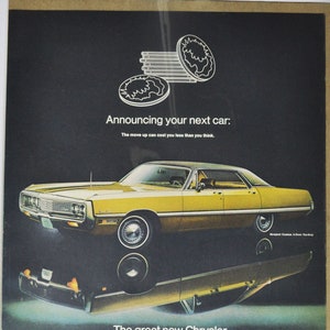 Pubblicità di un'auto di grandi dimensioni del 1969, Chrysler Newport Custom 4 porte Hardtop (pubblicità di vecchie foto classiche di una società di motori, brochure di stampa di parti di ricambio, concessionario USA)