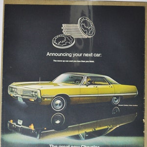 Grote autoadvertentie 1969 Chrysler Newport Custom 4-deurs hardtop (autobedrijf klassieke oude fotoadvertentie onderdelen gedrukte brochure dealer VS VS)