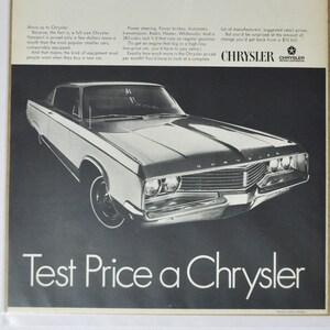 Grote autoadvertentie 1968 Chrysler Newport 2-deurs hardtop (autobedrijf klassieke oude fotoadvertentie onderdelen gedrukte brochure dealer amerikaanse VS)