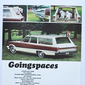 Grote autoadvertentie 1965 Dodge Wagons (autobedrijf klassieke oude fotoadvertentie onderdelen gedrukte brochure dealer dealer amerika chrysler auto)