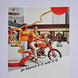 Publicité pour moto Harley-Davidson M-65 des années 1960 (brochure imprimée sur les pièces détachées de la publicité originale d'une entreprise de motos, Hydra-Glide M65)