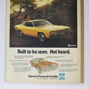 Grote autoadvertentie 1973 Plymouth Sebring Plus (autobedrijf chrysler oude klassieke fotoadvertentie onderdelen gedrukte brochure dealer satelliet auto)