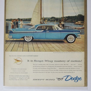 Pubblicità di un'auto di grandi dimensioni, Dodge Custom Royal Lancer 4 porte del 1957 (pubblicità fotografica classica di una vecchia azienda automobilistica, brochure stampata di ricambi, Chrysler Auto USA US)
