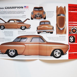 Könnte beinhalten: Eine bedruckte Seite mit einem 1951 Studebaker Champion in kupferfarbener Metallic-Lackierung. Das Layout enthält mehrere Ansichten des Autos, darunter Seiten-, Front- und Draufsichten, sowie technische Spezifikationen und Textblöcke.