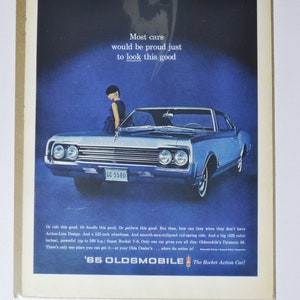 Pubblicità di auto di grandi dimensioni 1965 Oldsmobile Dynamic 88 (GM General Motors, pubblicità fotografica classica di vecchia data, brochure stampata di parti, Olds Auto Rocket Action USA)