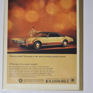 Pubblicità di un'auto di grandi dimensioni, Oldsmobile Toronado del 1967 (GM General Motors, pubblicità fotografica classica di vecchia data, brochure stampata di parti, Olds Auto Rocket Action USA)
