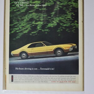 Grote autoadvertentie 1966 Oldsmobile Toronado (GM General Motors klassieke oude fotoadvertentie onderdelen gedrukte brochure olds auto raketactie VS)