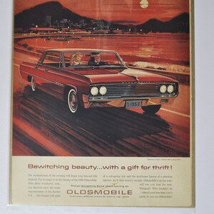 Pubblicità di un'auto di grandi dimensioni, Oldsmobile del 1963 (GM General Motors, pubblicità fotografica classica di vecchia data, brochure stampata di ricambi, concessionario Olds Auto Rocket Action V-8, USA)