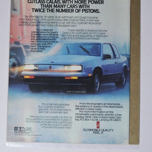 Pubblicità di un'auto di grandi dimensioni Oldsmobile Quad 4 Cutlass Calais (GM General Motors, pubblicità fotografica classica d'epoca, brochure stampata, concessionario auto Olds USA)