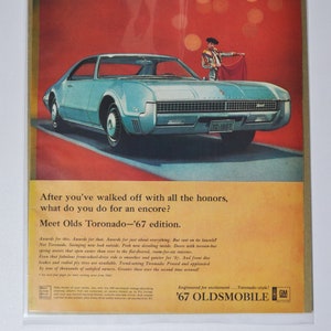 Grote autoadvertentie 1967 Oldsmobile Toronado (GM General Motors klassieke oude fotoadvertentie onderdelen gedrukte brochure olds auto raketactie VS)