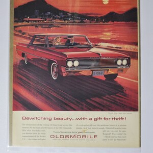 Pubblicità di un'auto di grandi dimensioni, Oldsmobile del 1963 (GM General Motors, pubblicità fotografica classica di vecchia data, brochure stampata di ricambi, concessionario Olds Auto Rocket Action V-8, USA)