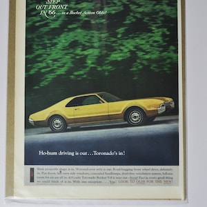 Grote autoadvertentie 1966 Oldsmobile Toronado (GM General Motors klassieke oude fotoadvertentie onderdelen gedrukte brochure olds auto raketactie VS)
