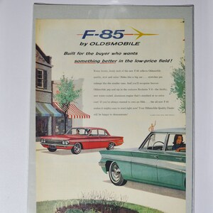 Grote autoadvertentie 1961 Oldsmobile F-85 (GM General Motors Company klassieke oude fotoadvertentie onderdelen brochure gedrukt dealer olds auto machete)