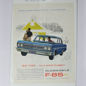 Grote autoadvertentie 1963 Oldsmobile F-85 (GM General Motors klassieke oude fotoadvertentie onderdelen gedrukte brochure olds auto raket actie dealer VS)