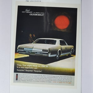 Pubblicità di un'auto di grandi dimensioni, Oldsmobile Delta 88 Holiday Sedan (pubblicità fotografica classica della società GM, parti, brochure stampata, Oldsmobile Toronto, ispirata agli USA)