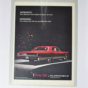 Grote autoadvertentie Oldsmobile Ninety-Eight Holiday Sports Sedan (GM-bedrijf klassieke oude fotoadvertentie deel gedrukte brochure olds raket US 98)
