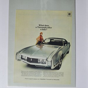 Grote autoadvertentie Oldsmobile Toronado (GM-bedrijf klassieke oude fotoadvertentie onderdelen gedrukte brochure olds dealer v-8 motor voorwielaandrijving VS VS)
