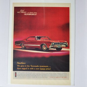 Pubblicità di un'auto di grandi dimensioni, Oldsmobile Starfire del 1966 (GM General Motors, pubblicità fotografica classica di vecchia data, brochure stampata di parti, Olds Auto Rocket USA Toronado)