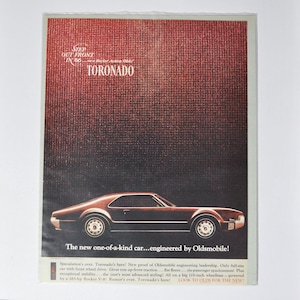 Pubblicità di un'auto di grandi dimensioni, Oldsmobile Toronado del 1966 (GM General Motors, pubblicità fotografica classica di vecchia data, brochure stampata di parti, Olds Auto Rocket Action USA)