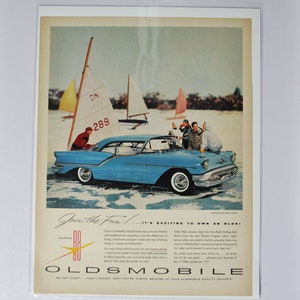 Pubblicità di un'auto di grandi dimensioni, 1957 Oldsmobile Super 88 Holiday Coupe (vecchia pubblicità fotografica classica della GM, brochure stampata della Oldsmobile Eighty-Eight Rocket USA)