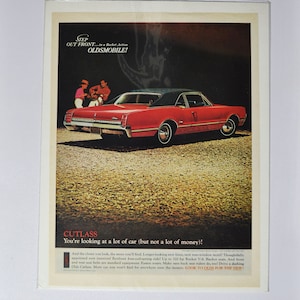 Pubblicità di un'auto di grandi dimensioni, Oldsmobile Cutlass Sports Coupe del 1966 (pubblicità fotografica classica della società GM, brochure stampata di ricambi ispirata alla Olds Toronto)