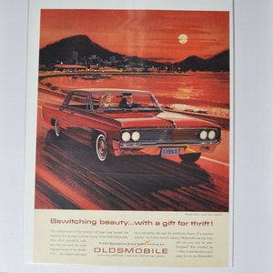 Grote autoadvertentie 1963 Oldsmobile (GM General Motors klassieke oude fotoadvertentie onderdelen gedrukte brochure olds auto rocket action v-8 dealer VS)