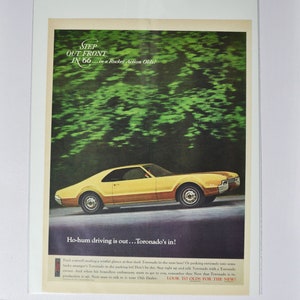 Grote autoadvertentie 1966 Oldsmobile Toronado (GM General Motors klassieke oude fotoadvertentie onderdelen gedrukte brochure olds auto raketactie VS)